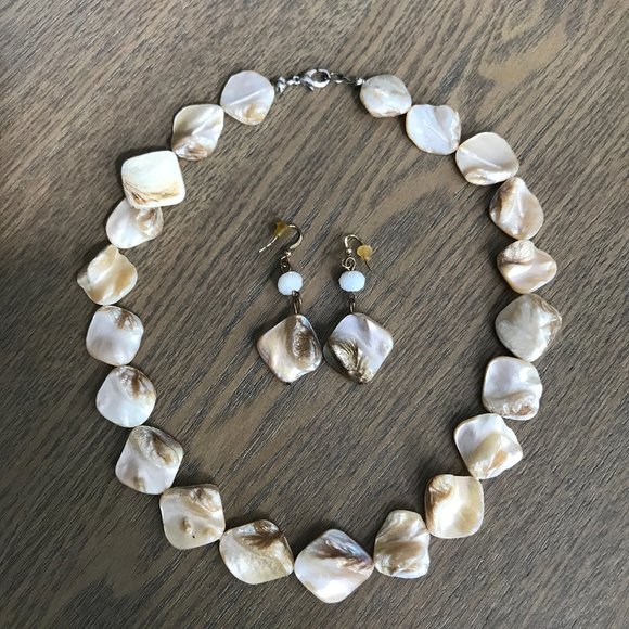 🌸 Necklace & Earring Set – Thick Shell – Like New - Picture 11 of 12